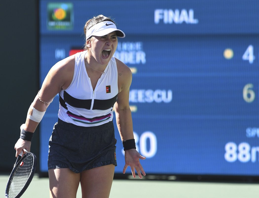 Kanadská tenistka Bianca Andreescuová se hecuje ve finále turnaje v Indian Wells