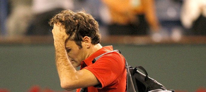 Roger Federer opouští kurt v Indian Wells po porážce s Kypřanem Baghdatisem