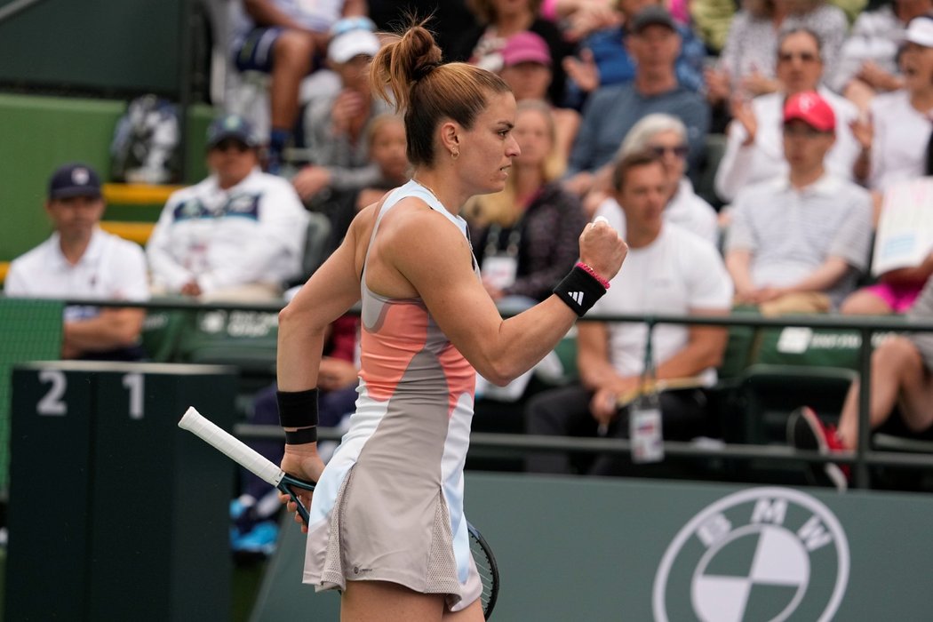 Maria Sakkariová se hecuje v zápase proti Karolíně Plíškové v Indian Wells