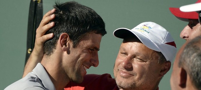 Novak Djokovič se po triumfu v Indian Wells objímá se slovenským koučem Marianem Vajdou