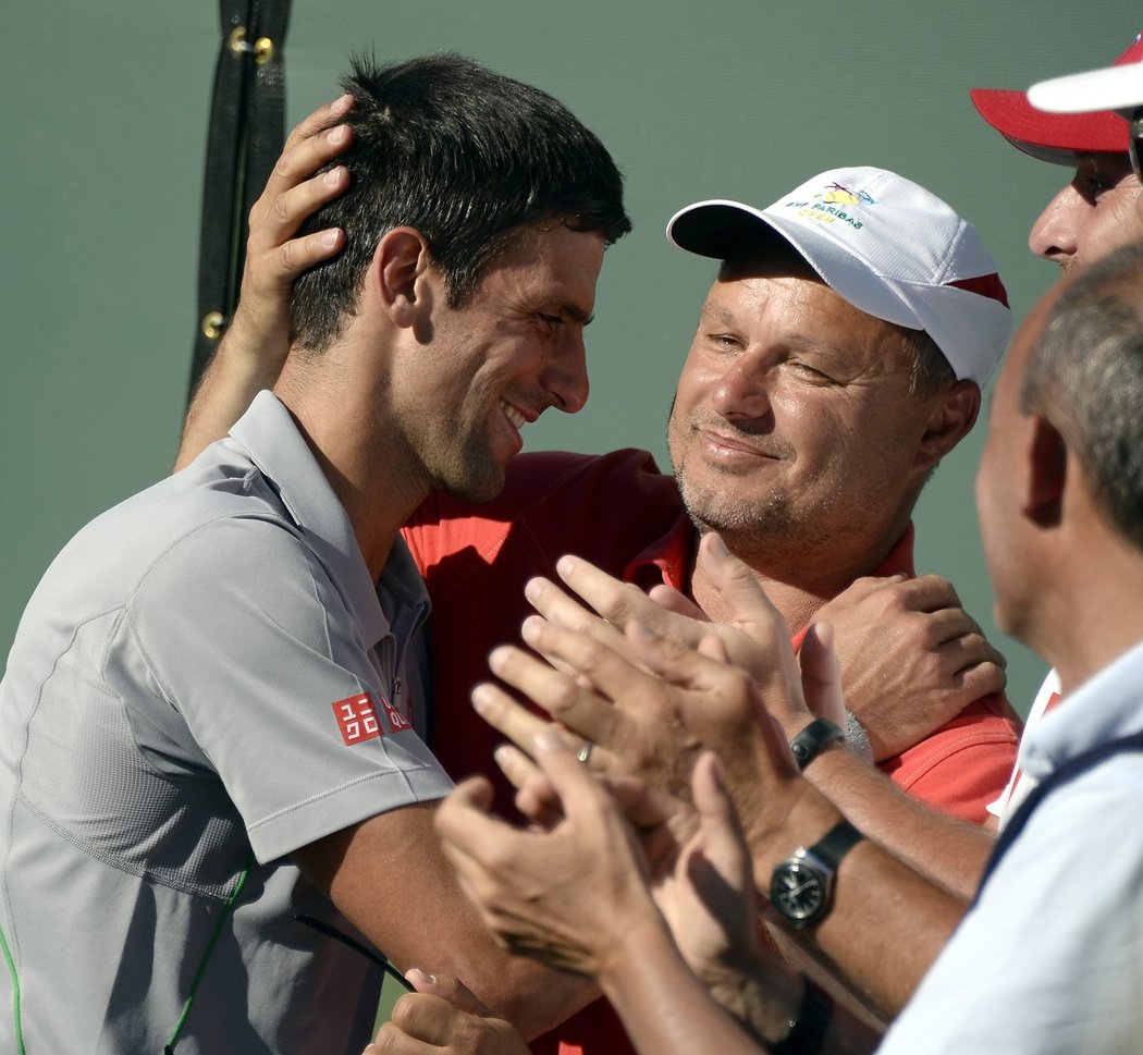 Novak Djokovič se po triumfu v Indian Wells objímá se slovenským koučem Marianem Vajdou