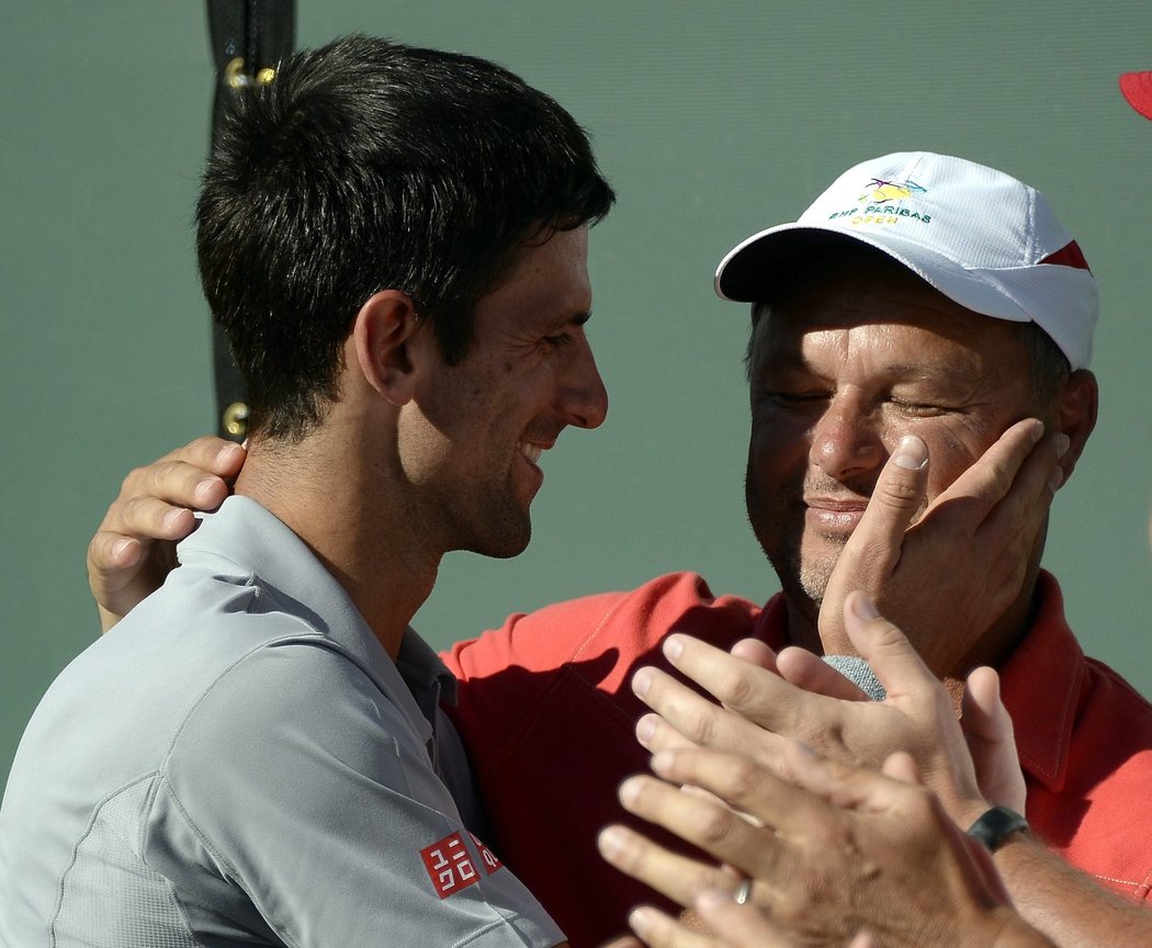 Novak Djokovič děkuje Marianu Vajdovi po výhře na turnaji v Indian Wells