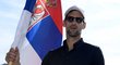 Novak Djokovič pózuje se srbskou vlajkou po svém triumfu na turnaji v Indian Wells