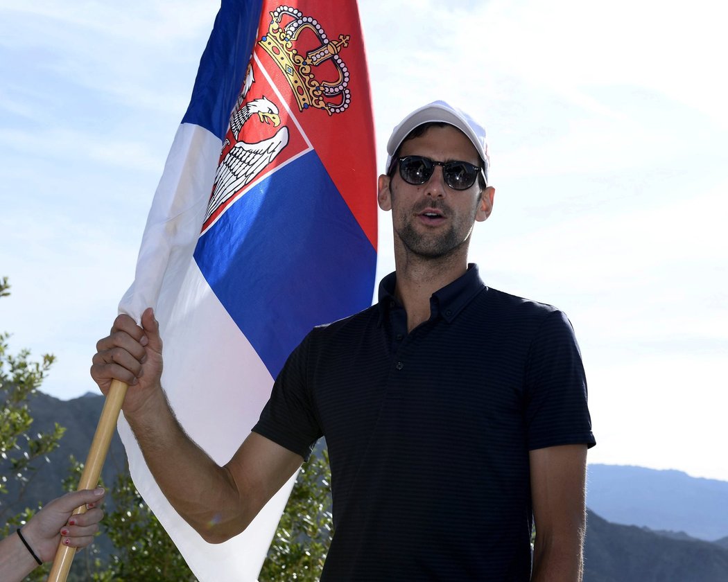 Novak Djokovič pózuje se srbskou vlajkou po svém triumfu na turnaji v Indian Wells