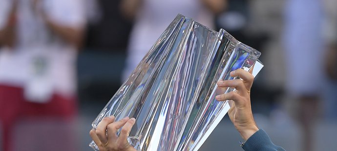 Dominic Thiem slaví, Roger Federer v pozadí byl velkorysým poraženým