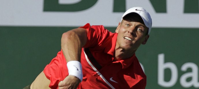 Tomáš Berdych podává v zápase proti Sergeji Stachovskému