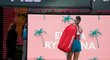 Viktoria Azaranková opouští kurt po vypadnutí z turnaje v Indian Wells