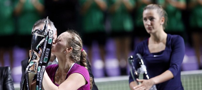 Petra Kvitová ve finále ve třecjh setech udolala Bělorusku Azarenkovou (vzadu)