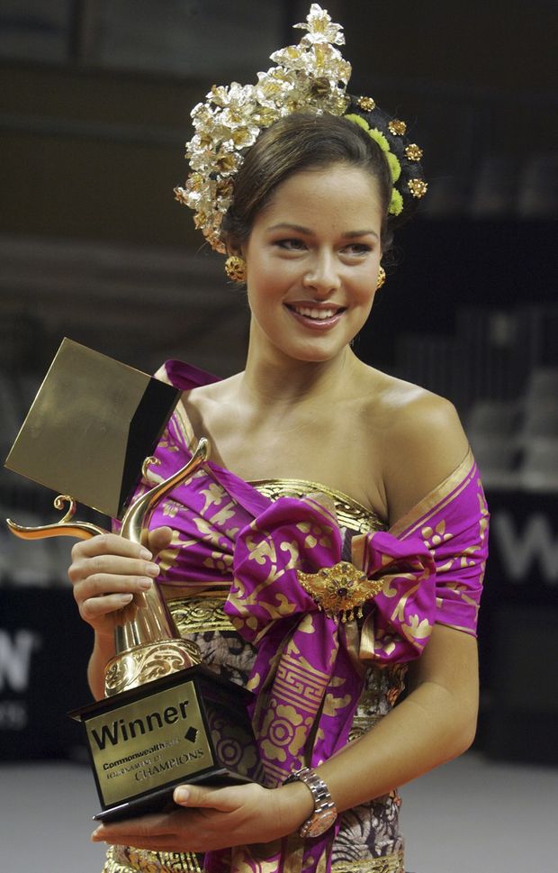 Anna Ivanovičová pózuje s trofejí pro vítězku turnaje v Bali Anna Ivanovičová pózuje s trofejí pro vítězku turnaje v Bali