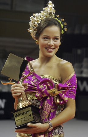 Anna Ivanovičová pózuje s trofejí pro vítězku turnaje v Bali