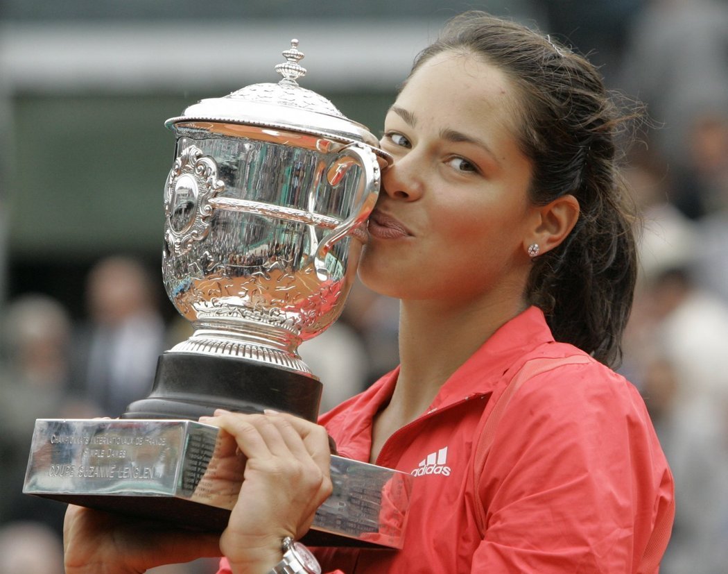 Ana Ivanovičová s trofejí pro vítězku French Open.