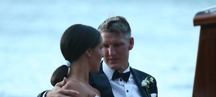 Svatba roku! Německý fotbalový reprezentant Bastian Schweinsteiger si vzal srbskou tenistku Anu Ivanovičovou. Po obřadu v kostele následovala obří party, na kterou vyrazili novomanželé na lodi