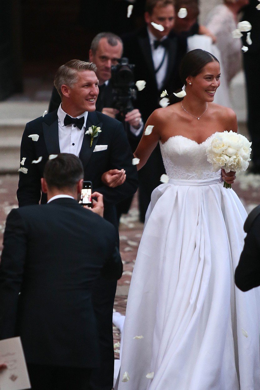 Novomanželé po svatbě v kostele. Sportovní pár Bastian Schweinsteiger a Ana Ivanovičová