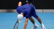 Český tenista Jakub Menšík prohrál finále juniorů na Australian Open. Z kurtu byl kvůli křečím a vyčerpání odvážen na vozíku