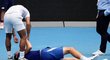 Český tenista Jakub Menšík prohrál finále juniorů na Australian Open. Z kurtu byl kvůli křečím a vyčerpání odvážen na vozíku