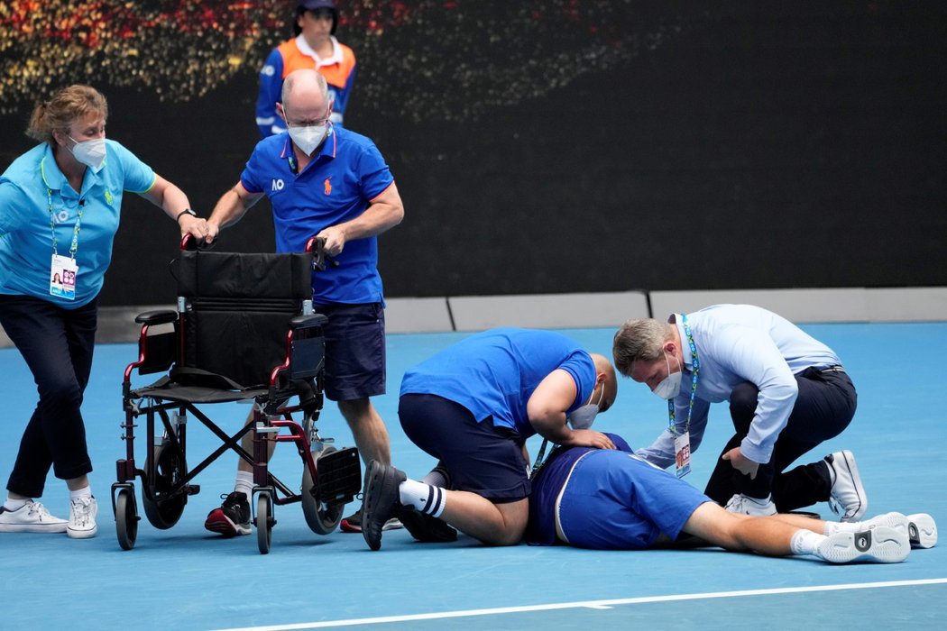 Český tenista Jakub Menšík prohrál finále juniorů na Australian Open. Z kurtu byl kvůli křečím a vyčerpání odvážen na vozíku