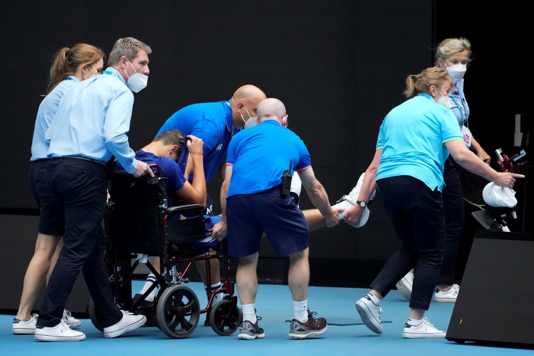 Český tenista Jakub Menšík prohrál finále juniorů na Australian Open. Z kurtu byl kvůli křečím a vyčerpání odvážen na vozíku