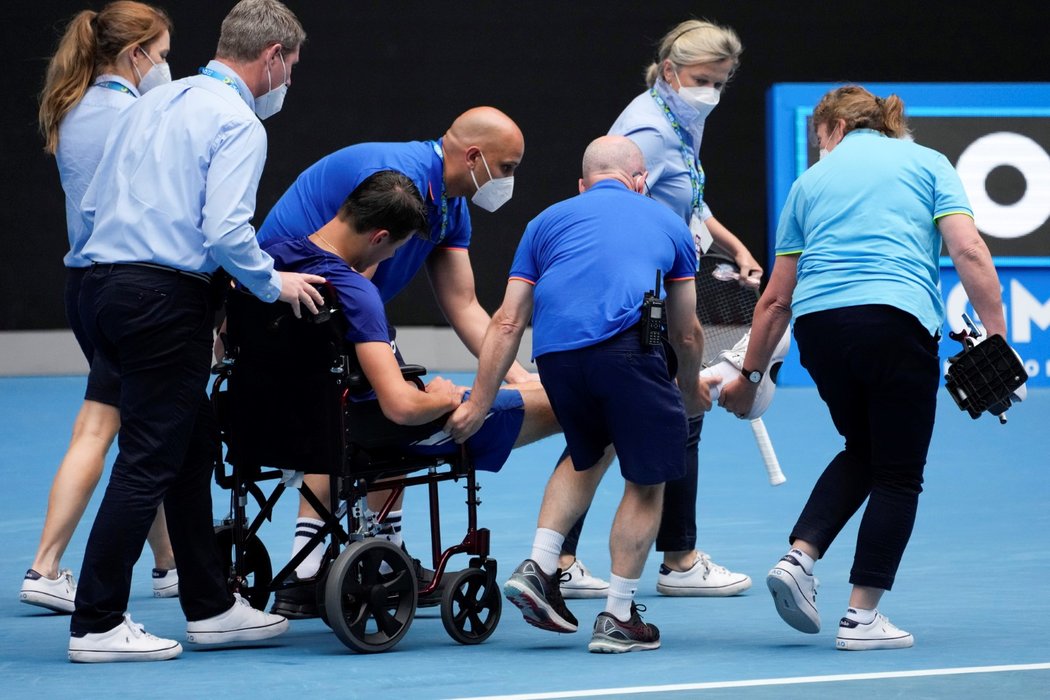 Český tenista Jakub Menšík prohrál finále juniorů na Australian Open. Z kurtu byl kvůli křečím a vyčerpání odvážen na vozíku