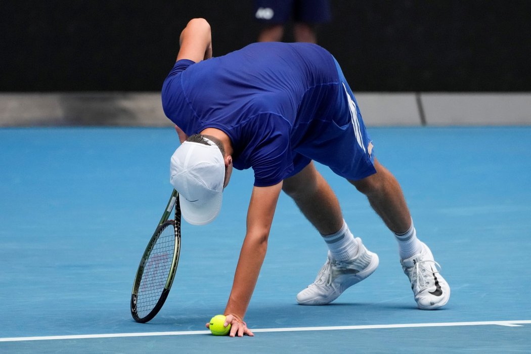 Český tenista Jakub Menšík prohrál finále juniorů na Australian Open. Z kurtu byl kvůli křečím a vyčerpání odvážen na vozíku