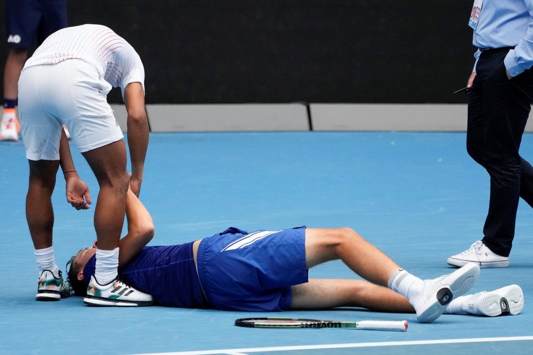 Český tenista Jakub Menšík prohrál finále juniorů na Australian Open. Z kurtu byl kvůli křečím a vyčerpání odvážen na vozíku