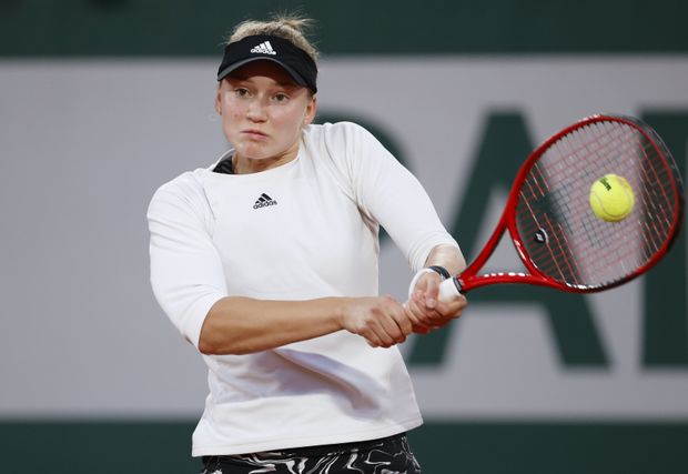 Jelena Rybakinová returnuje Jelena Rybakinová returnuje