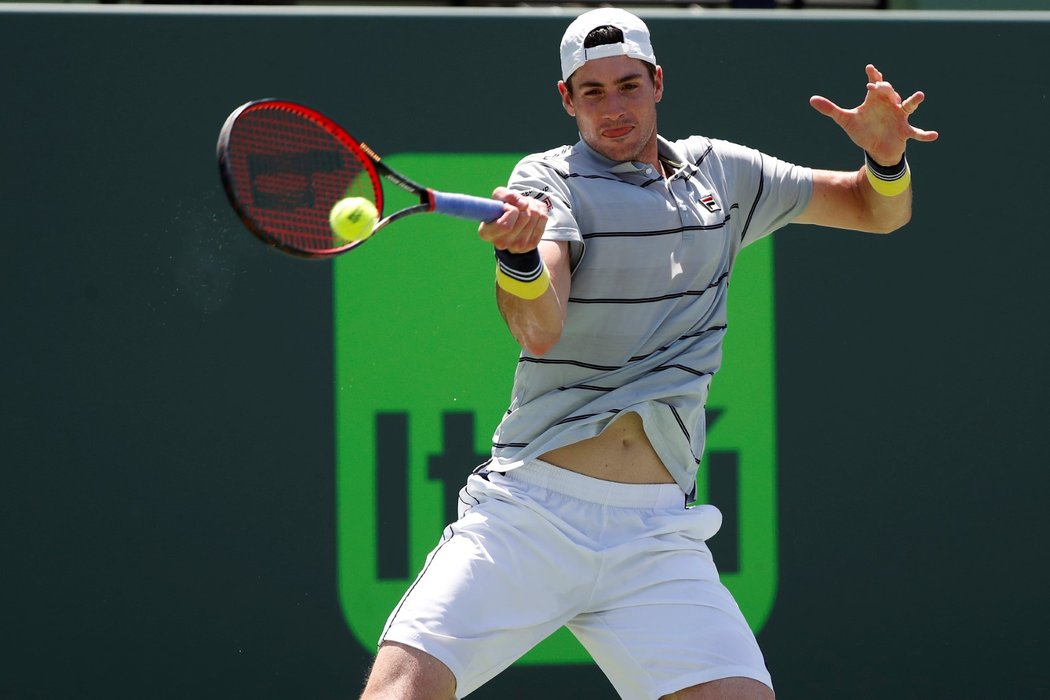 John Isner oslavuje výhru v Miami nad Zverevem