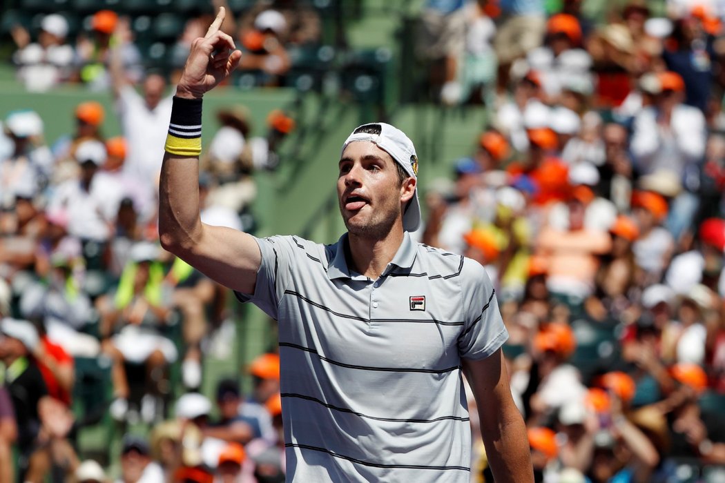 John Isner oslavuje výhru v Miami nad Zverevem