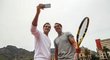 Selfie rivalů a kamarádů. Roger Federer s Rafaelem Nadalem v Kapském Městě...