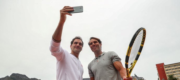 Selfie rivalů a kamarádů. Roger Federer s Rafaelem Nadalem v Kapském Městě...