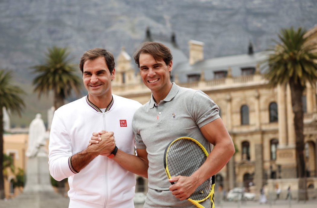 Roger Federer pózuje s Rafaelem Nadalem před exhibicí v Kapském Městě