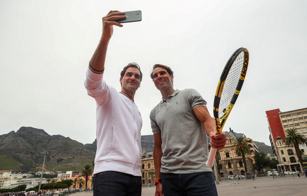 Selfie rivalů a kamarádů. Roger Federer s Rafaelem Nadalem v Kapském Městě...