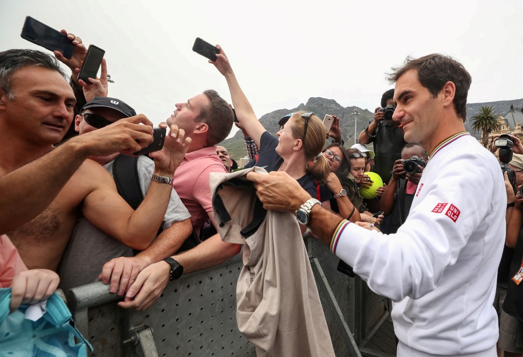 Roger Federer se podepisuje nadšeným fanouškům v Kapském Městě