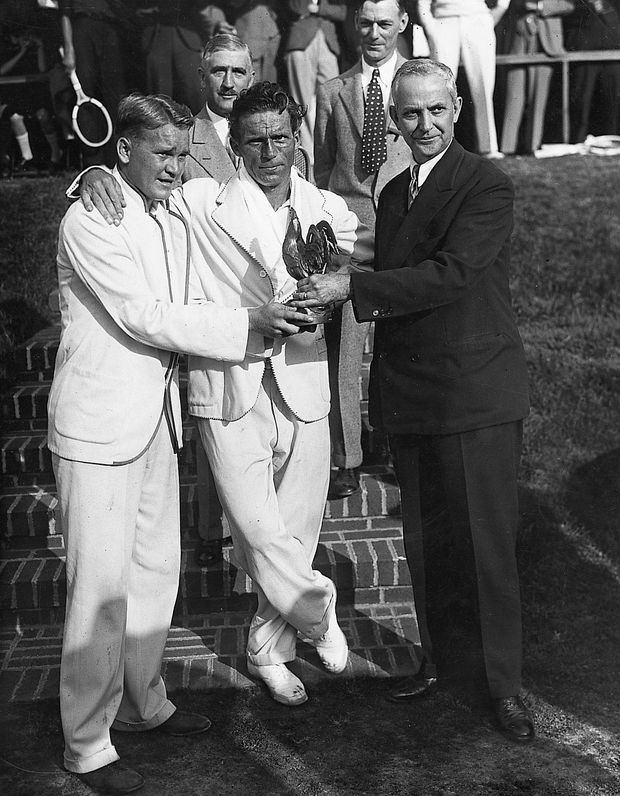 Karel Koželuh (uprostřed) po porážce s Vincentem Richardsem na US Open 1930 Karel Koželuh (uprostřed) po porážce s Vincentem Richardsem na US Open 1930