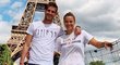 Bratr Karolíny Muchové, fotbalový brankář Filip, se byl za sestrou-tenistkou podívat v roce 2019 v Paříži
