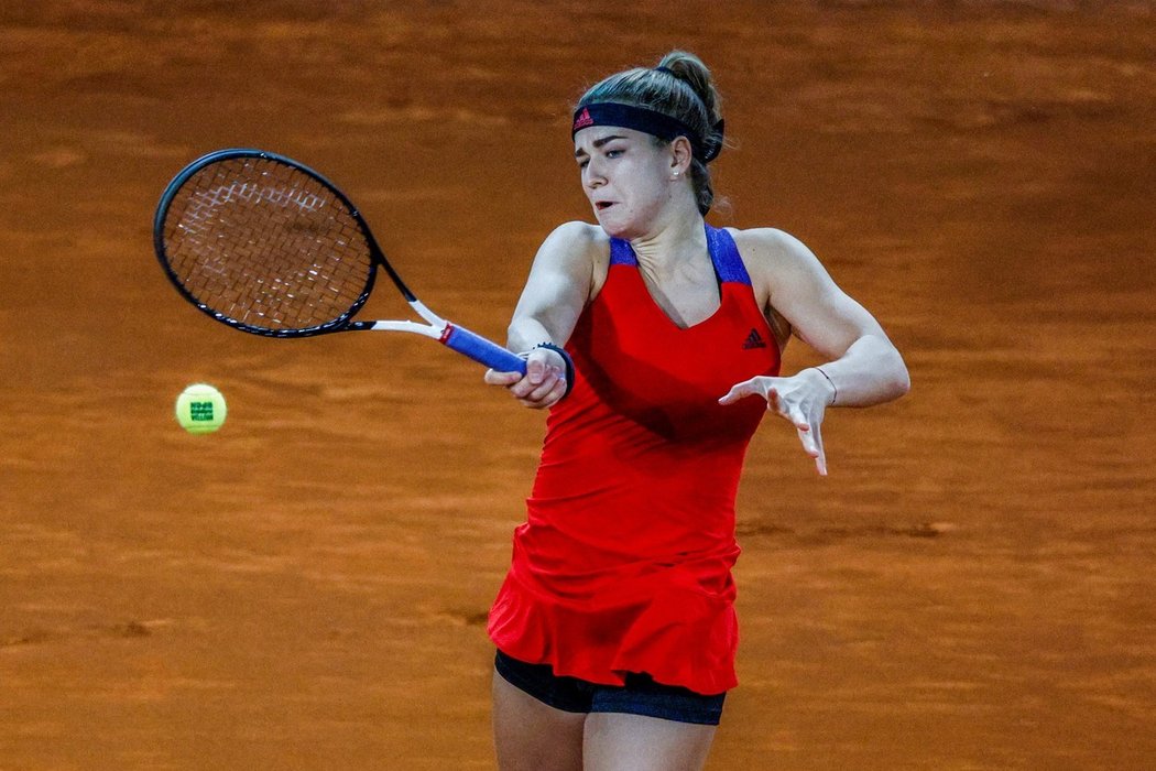 Tenistka Karolína Muchová vydřela postup do čtvrtfinále antukového turnaje v Madridu.