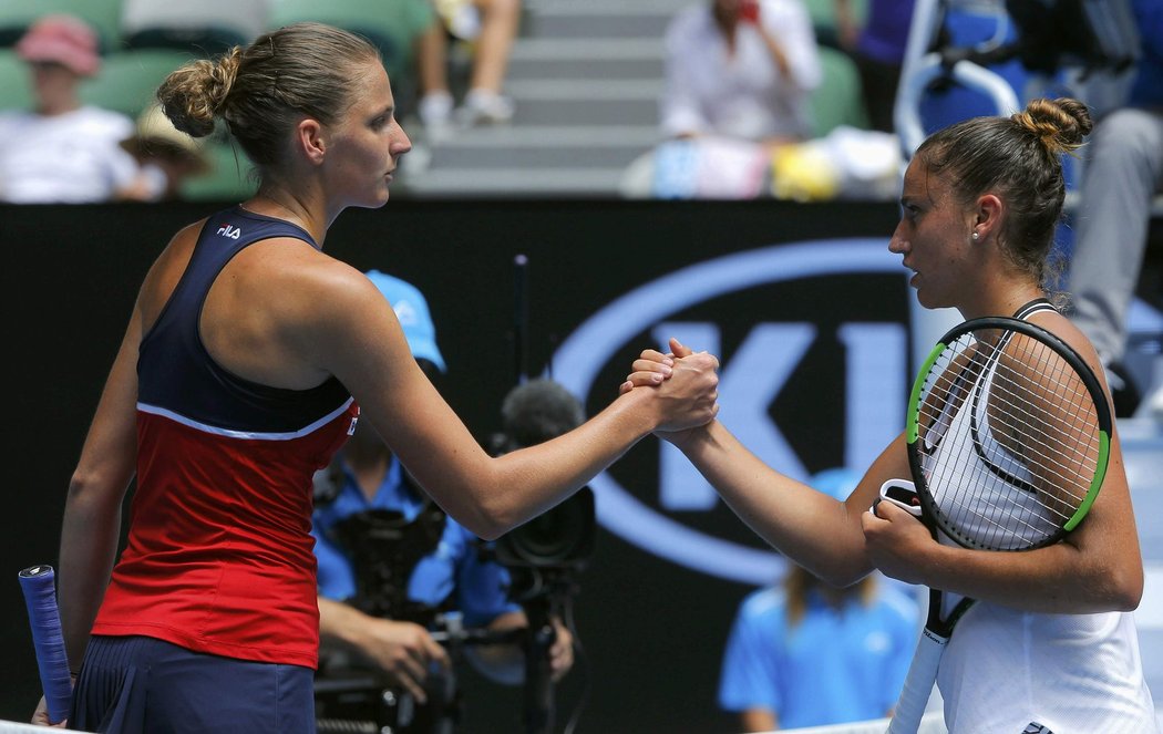 Karolína Plíšková postoupila do druhého kola turnaje Australian Open. Pátá nasazená tenistka porazila Španělku Saru Sorribesovou 6:2 a 6:0.