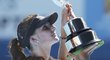 S vítěznou trofejí na Australian Open pózuje Karolína Plíšková