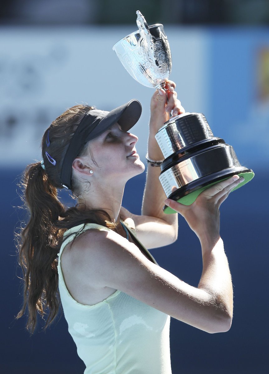 S vítěznou trofejí na Australian Open pózuje Karolína Plíšková