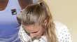Karolína Plíšková krájí dort, který dostala na přivítanou po návratu z úspěšného US Open