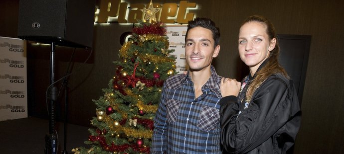 Karolína Plíšková se snoubencem Michalem Hrdličkou na charitativní akci zapózovali u vánočního stromečku