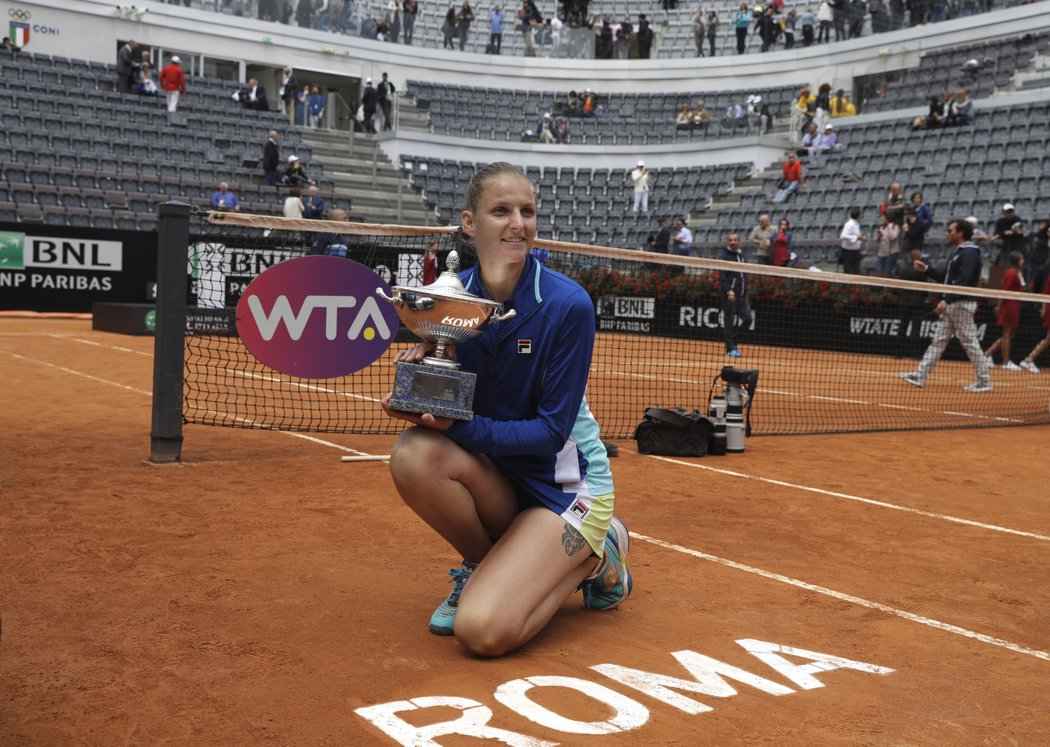 Od pondělí světová dvojka pózuje se svojí nejcennější trofejí z antuky