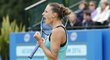 Karolína Plíšková oslavuje výhru ve finále turnaje v Nottinghamu