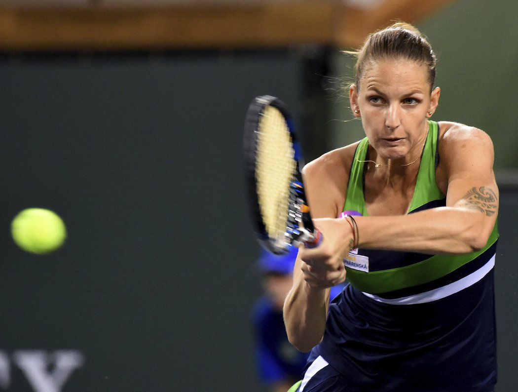 Karolína Plíšková otočila ze stavu 0:3 ve 3. setu duel v Indian Wells s Mónicou Puigovou. Do 3. kola prošly i její dvojče Kristýna a Barbora Strýcová.