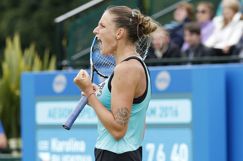 Karolína Plíšková oslavuje výhru ve finále turnaje v Nottinghamu