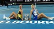 Barbora Krejčíková a Kateřina Siniaková s trofejí pro vítězky Australian Open