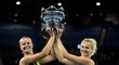 Barbora Krejčíková a Kateřina Siniaková s trofejí pro vítězky Australian Open