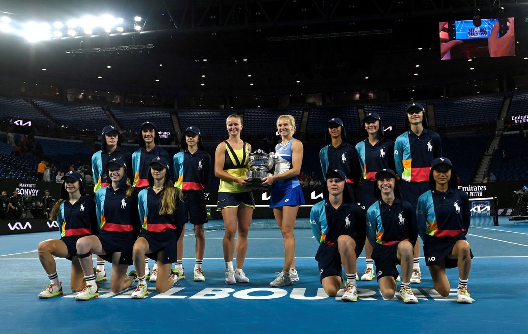 Barbora Krejčíková a Kateřina Siniaková s trofejí pro vítězky Australian Open