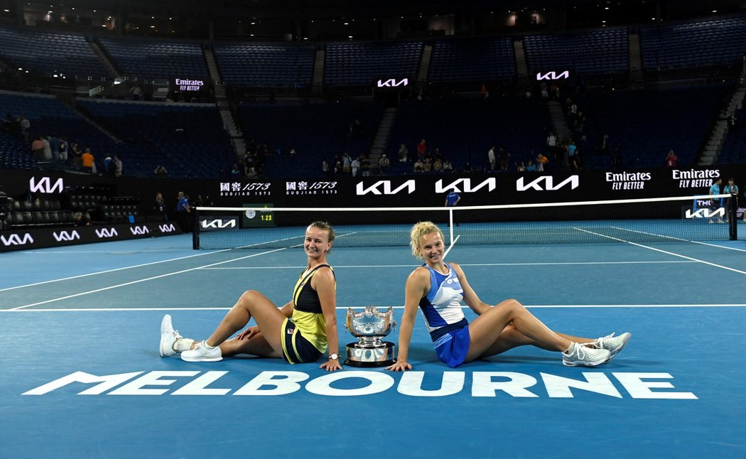 Barbora Krejčíková a Kateřina Siniaková s trofejí pro vítězky Australian Open