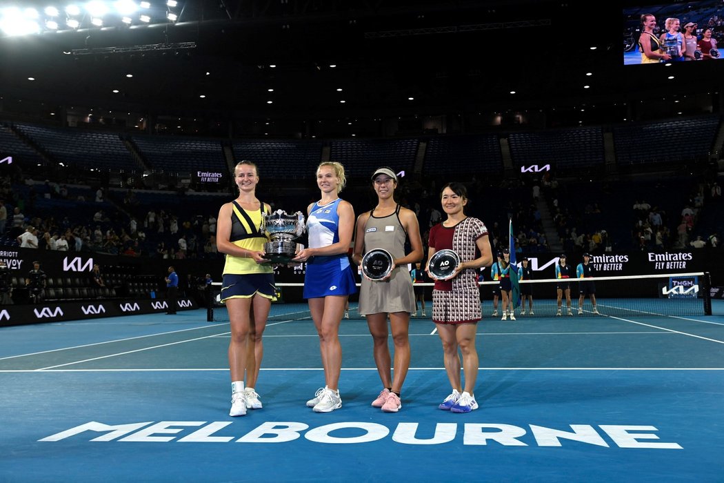 Barbora Krejčíková a Kateřina Siniaková s trofejí pro vítězky Australian Open