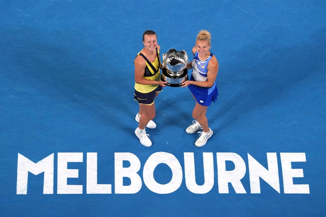 Barbora Krejčíková a Kateřina Siniaková s trofejí pro vítězky Australian Open